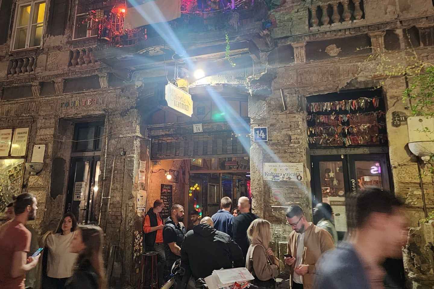 Budapest: Jewish District Night Walking Tour with Drinks