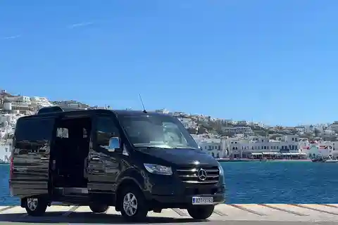 Esplora Mykonos con stile grazie a un tour in minivan di lusso