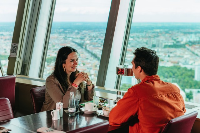 Visit Berlin TV Tower Fast-Track Ticket & Restaurant Reservation in Berlín