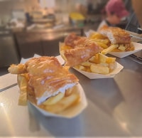 自治市镇伦敦桥梁和鱼类和筹码 - Housity