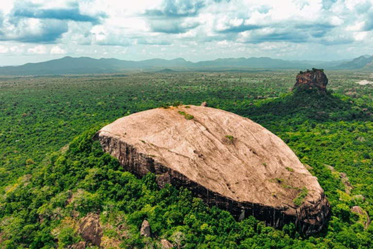 Colombo: Pidurangala Rock Sunrise Hike & Village Tour