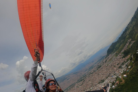 Paralotniarstwo w pobliżu Medellin San Felix: latanie ze zdjęciami i filmami GoPro