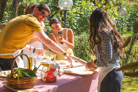 Corso di cucina autentica in fattoria con vista su Sorrento