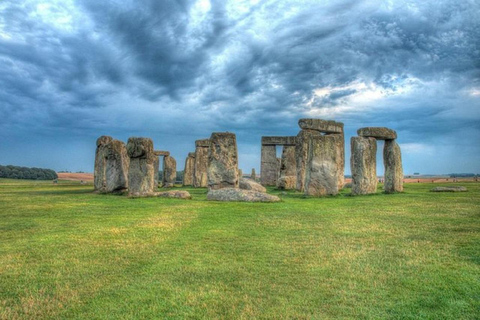 Private Driver guided tour Stonehenge Windsor castle & Bath.