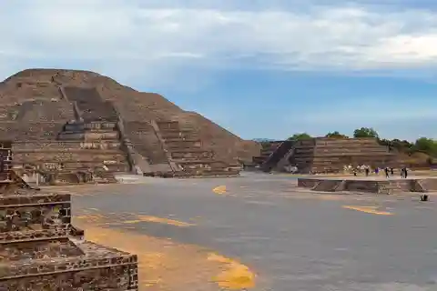 From CDMX: tour to Tula and Teotihuacan.