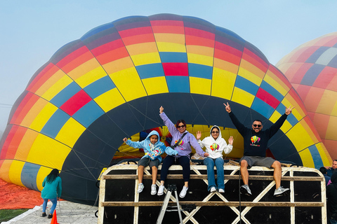 from MexicoCity:Balloon flight Over thepyramidsofTeotihuacanVuelo en globo aerostatico con traslado desde CDMX