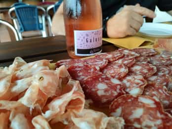 Salò: Degustazione di 4 vini della Valtenesi con cibo locale