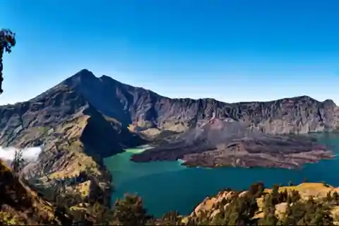 Trekking Mount Rinjani 2D/1N To Second Summit
