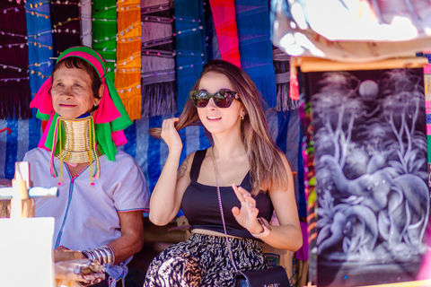 Excursión a los templos rojo, azul y blanco y a las aguas termales desde Chaing MaiTemplos rojos, azules y blancos y viaje a aguas termales desde Chaing Mai