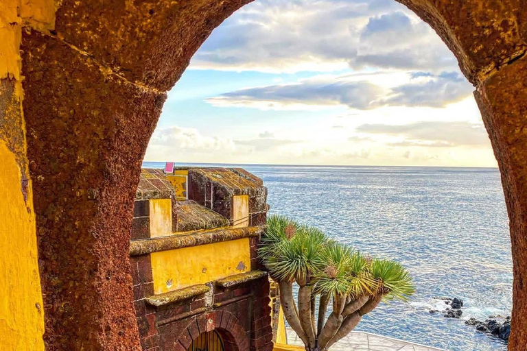 Funchal: Tuk-Tuk Tour with Madeira Wine and Honey Cake