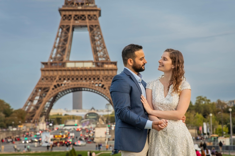 Paris: Professional Photoshoot at the Eiffel Tower Basic Photoshoot