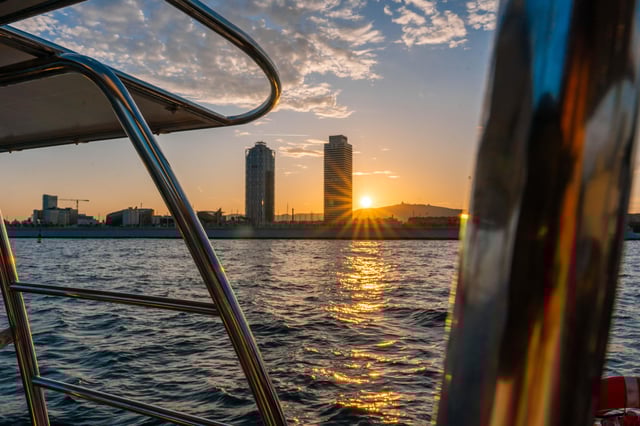 Barcelona: Sunset Catamaran Cruise with Wine and Tapas