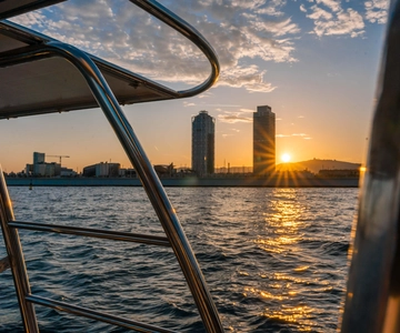 Barcelona: Sunset Catamaran Cruise with Wine and Tapas
