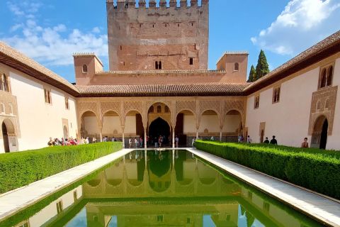 Granada: Alhambra & Nasrid Palaces Guided Tour with Tickets