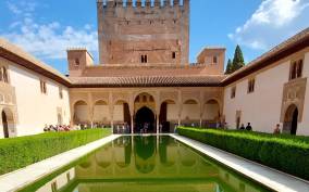 Granada: Alhambra & Nasrid Palaces Guided Tour with Tickets