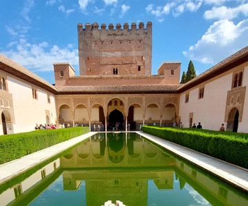 Alhambra and Nasrid Palaces Guided Tour with Tickets