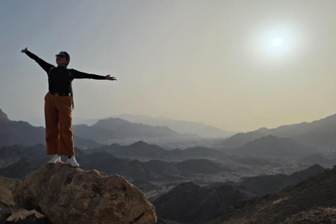 Muscat: Saal Walk Guided Hike with Sunset & City Views Tour