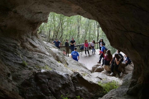 Depuis Tirana : Randonnée vers la grotte de Pellumbas et le château de Petrela