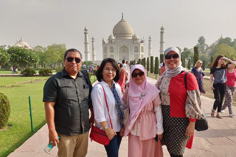 Taj Mahal Private Guided Tour w/ Skip-the-Line Express Entry Tour with Local Expert Tour Guide Only