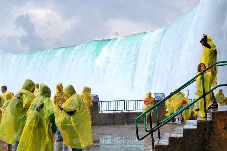 Toronto: Tour delle Cascate del Niagara, crociera e viaggio dietro le cascateToronto: Tour delle cascate del Niagara, crociera e viaggio dietro le cascate