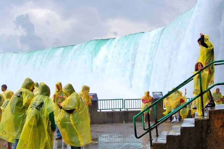 Toronto: Niagarafälle Tour mit Schifffahrt und hinter den Fällen. Foto: GetYourGuide