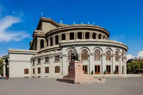 Private tour: Walking observing city tour in Yerevan