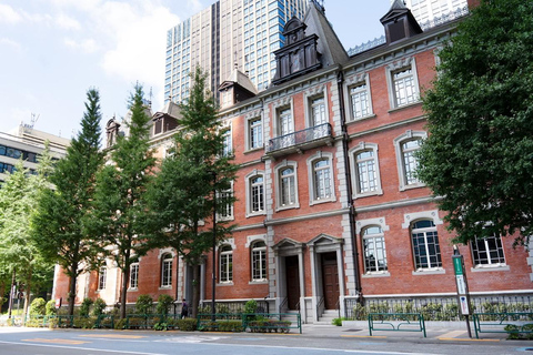 Tokyo: Edo Castle and Imperial Palace Guided Walking Tour Japanese guide