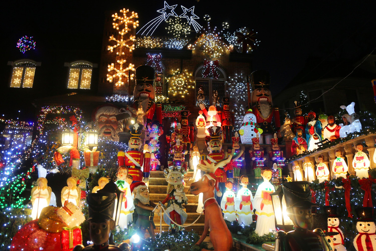 New York: Dyker Heights Christmas Lights Guided Walking Tour Dyker Heights Christmas Tour+transfer from Times Square