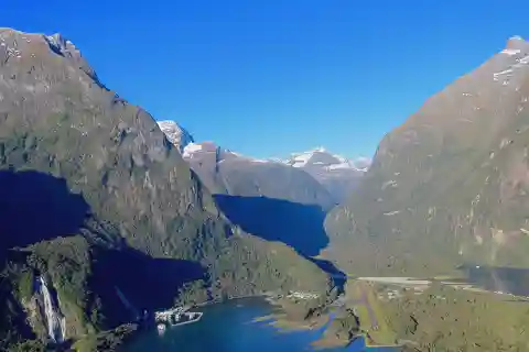 Wanaka: Milford Sound Scenic Helicopter Flight