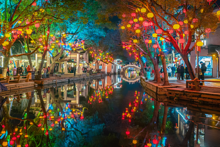 Shanghai Zhouzhuang Water Town Guided Tour with Free Time