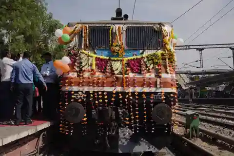 From Delhi/Agra: Confirmed Express Train Ticket Delhi - Agra