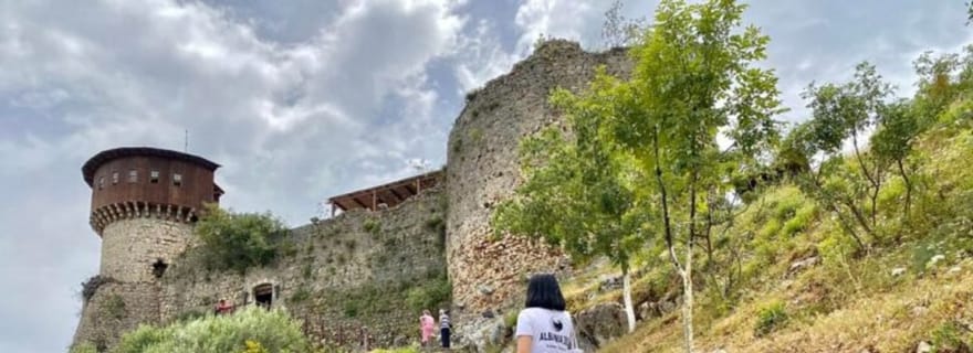 Depuis Tirana : Randonnée vers la grotte de Pellumbas et le château de Petrela