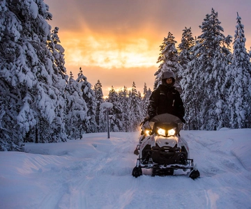 Rovaniemi: Safari en moto de nieve Ruta Larga con comida al aire libre