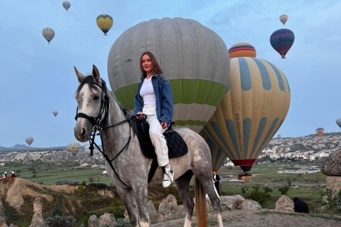 Randonnée à cheval au lever du soleil en CappadoceRandonnée à cheval au lever du soleil
