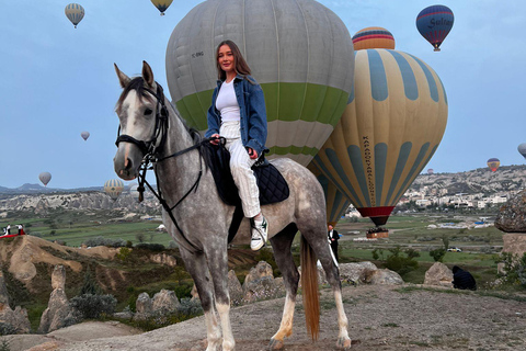 Randonnée à cheval au lever du soleil en CappadoceRandonnée à cheval au lever du soleil