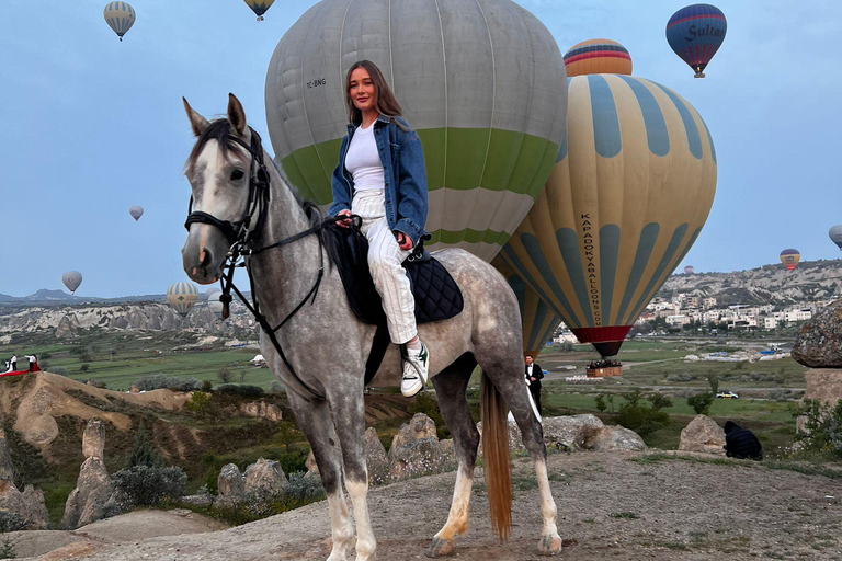 Randonnée à cheval au lever du soleil en CappadoceRandonnée à cheval au lever du soleil