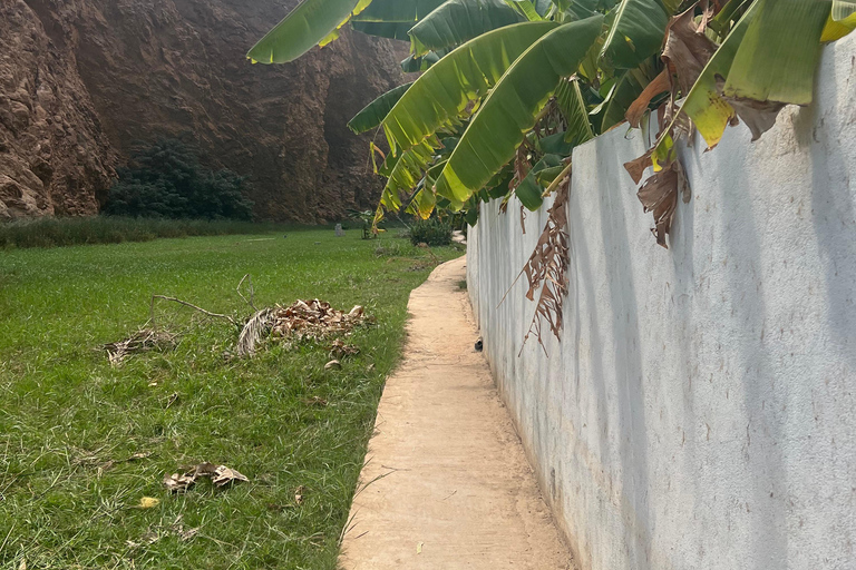 Muscat: Wadi Shab Hike and Bimmah Sinkhole Tour with Lunch Muscat: Wadi Shab Hike and Bimmah Sinkhole Tour with Lunch