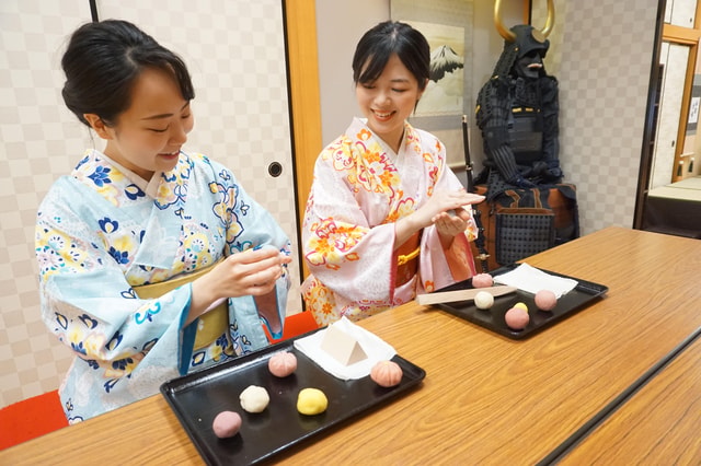 Tokyo: Guided Walking Tour with Wagashi Making Class