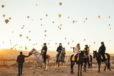 Passeios a cavalo ao nascer do sol na CapadóciaCavalgadas na Capadócia - Passeio de 2 horas ao nascer do sol