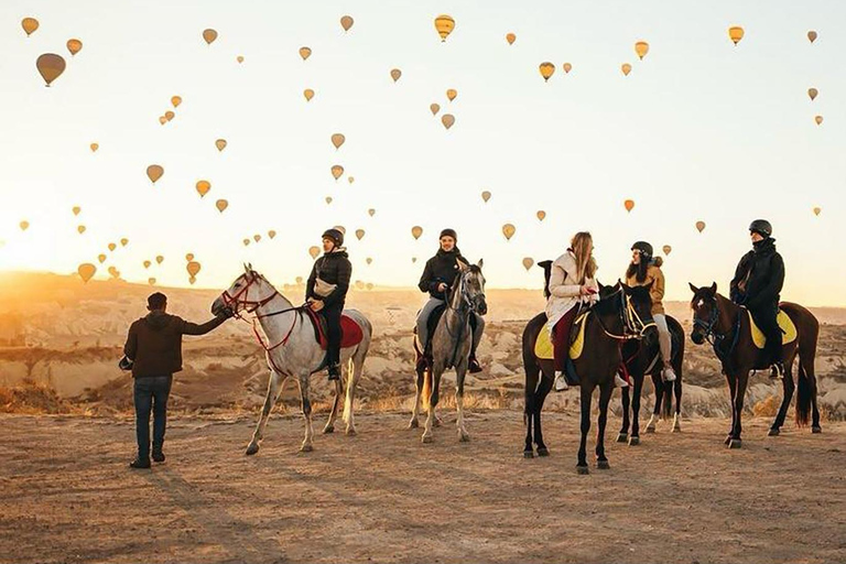 Passeios a cavalo ao nascer do sol na CapadóciaCavalgadas na Capadócia - Passeio de 2 horas ao nascer do sol