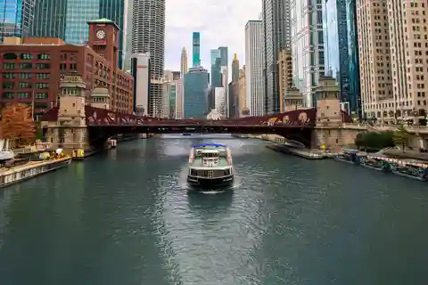Chicago: Architecture Boat Tour with Drinks