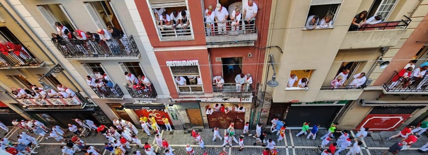 Les taureaux de Pampelune : vue depuis un balcon et petit-déjeuner gastronomique
