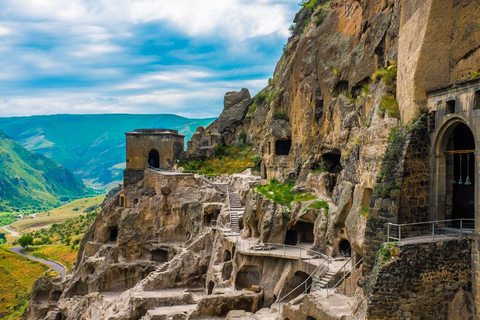 Au départ de Tbilissi : visite de Borjomi, Vardzia et du château de Rabati (journée)