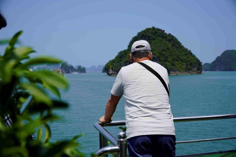 Dagvullende tour Ha Long Bay Bezoek Titov, verbazingwekkende grot, kajak