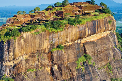 Vanuit Kandy: Sigiriya en Dambulla Grottempel privétourVan Kandy: naar Sigiriya per Tuk Tuk