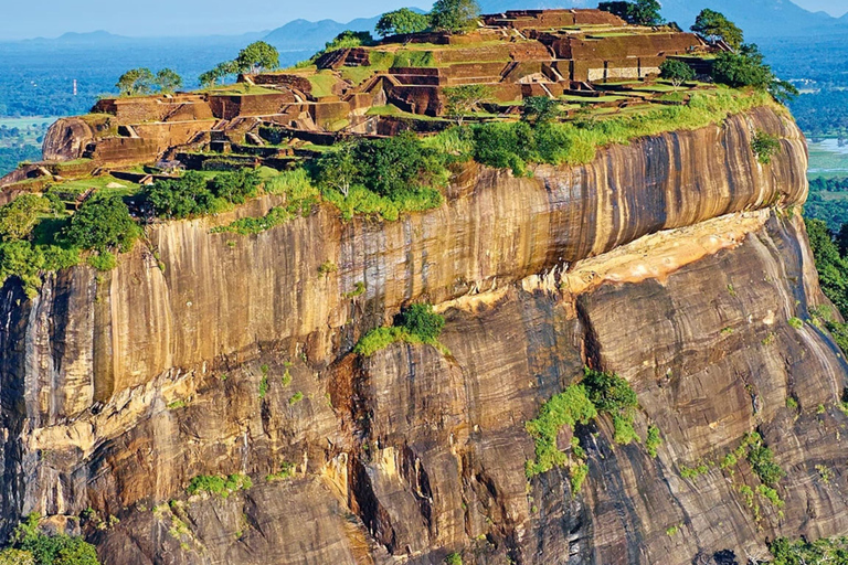 Vanuit Kandy: Sigiriya en Dambulla Grottempel privétourVan Kandy: naar Sigiriya per Tuk Tuk