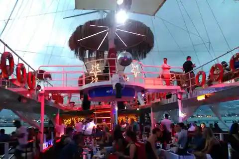 Side: Alanya Gece Disko Gezisi & Köpük Partisi, Müzik, Dans