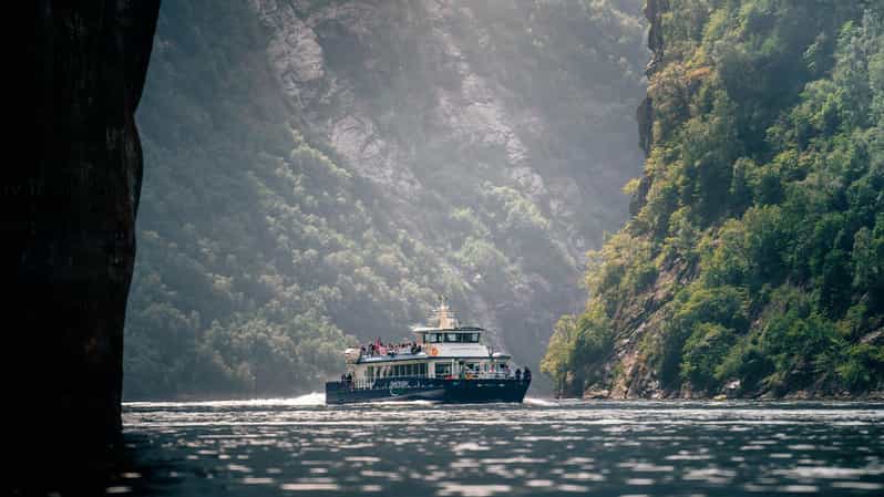 Geiranger: boottocht langs de fjord en watervallen