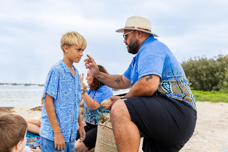 Culturele cruise in kleine groep langs de Gold Coast en Wavebreak IslandCulturele cruise in kleine groep langs Gold Coast en Wavebreak Island