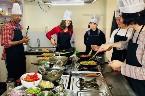 Katmandú: Clase de cocina en NepalClase de cocina con servicio de recogida y cerveza nepalí